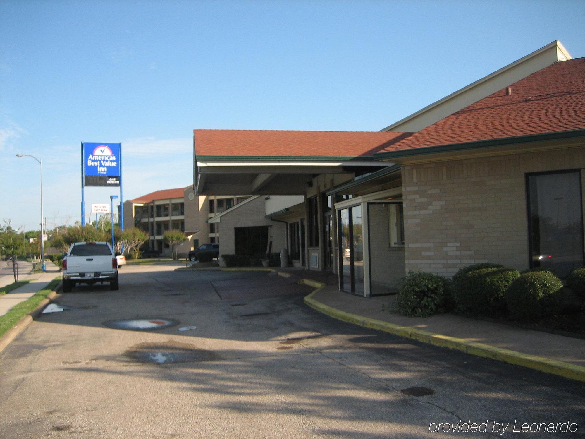 Howard Johnson By Wyndham Houston Hobby Hotel Exterior photo