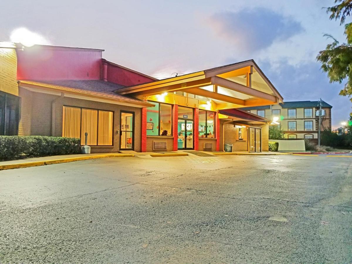 Howard Johnson By Wyndham Houston Hobby Hotel Exterior photo